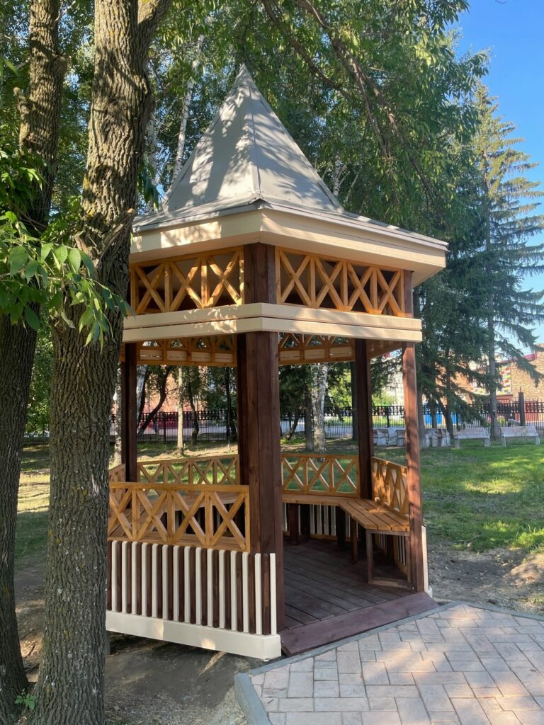В парке - новые беседки